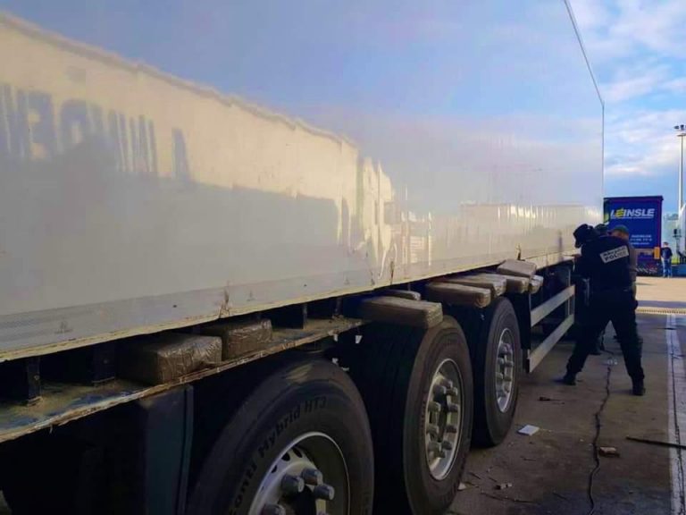 ميناء طنجة المتوسط: إحباط محاولة تهريب طن و220 كيلوغراما من مخدر الشيرا على متن شاحنة للنقل الدولي