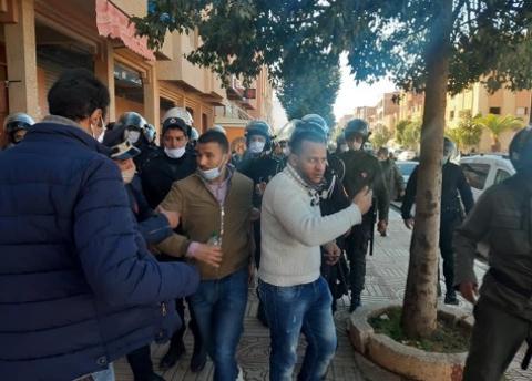 تفريق محتجين ومصادرة لافتات وهواتف ومنع غالي من دخول خنيفرة…السلطات تفرق وقفة لاستقبال الناشط “بودا” تفريق محتجين ومصادرة لافتات وهواتف ومنع غالي من دخول خنيفرة…السلطات تفرق وقفة لاستقبال الناشط “بودا”