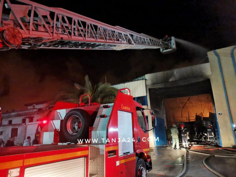 اندلاع حريق ضخم بمعمل للنسيج في طنجة