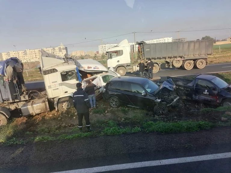 الضباب يتسبب في اصطدام عشرات السيارت في الطريق السيار قرب برشيد