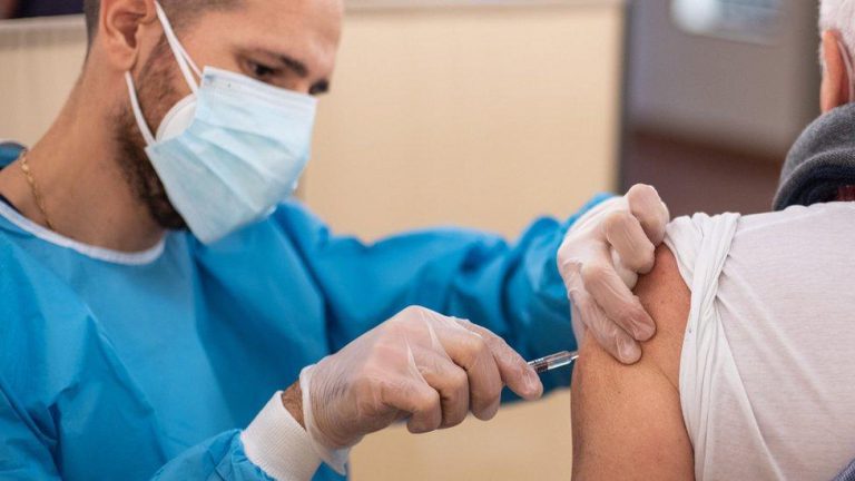 فتح تحقيق في استفادة رئيس مجلس عمالة الصخيرات - تمارة من عملية التلقيح ضد كورونا