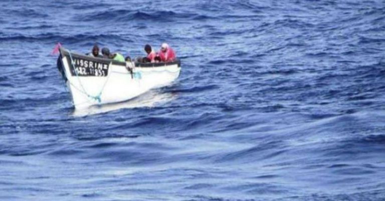 الهجرة الغير النظامية: مصرغ ثلالثة أطفال وشاب بسبب البرد والعطش في عرض المحيط الاطلسي‎
