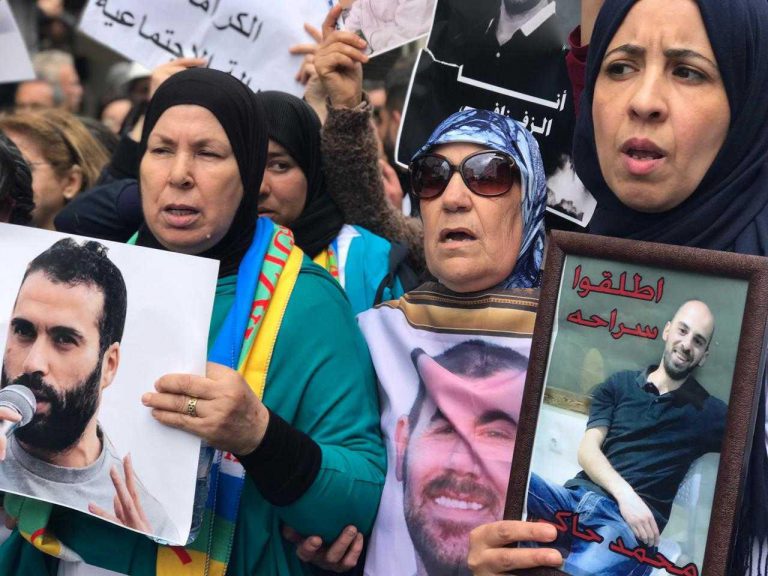 حراك الريف: سلطات الحسيمة تمنع عائلات المعتقلين من تنظيم وقفة تضامنا مع أبنائها المضربين عن الطعام