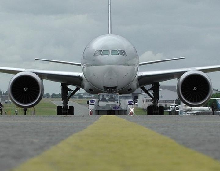 “بوينغ” توصي بتعليق رحلات طائرتها “777” بسبب عطل في أحد محركاتها