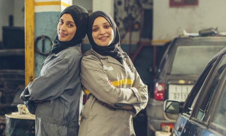 نجلاء لشقر.. ميكانيكية تتحدى الصور النمطية وتقتحم عالما ذكوريا رفقة شقيقتها