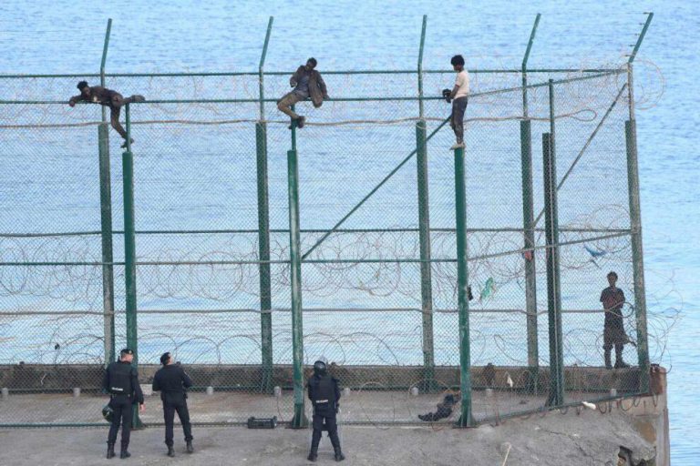 الشرطة المغربية والحرس المدني الإسباني يفشلان محاولة 60 مهاجرا للدخول إلى سبتة‎‎