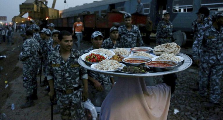طبيب يقدم 12 نصيحة لتفادي النفخة وعسر الهضم في رمضان