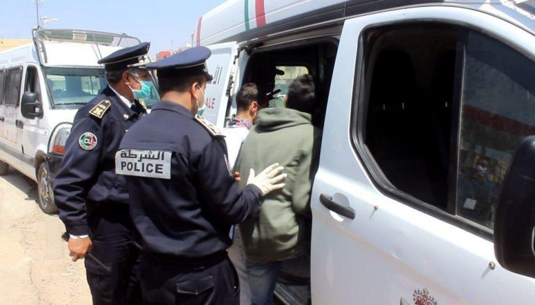 مكناس: توقيف شقيقين للاشتباه في تورطهما في السرقة من داخل وكالات لتحويل الأموال وصرف العملات