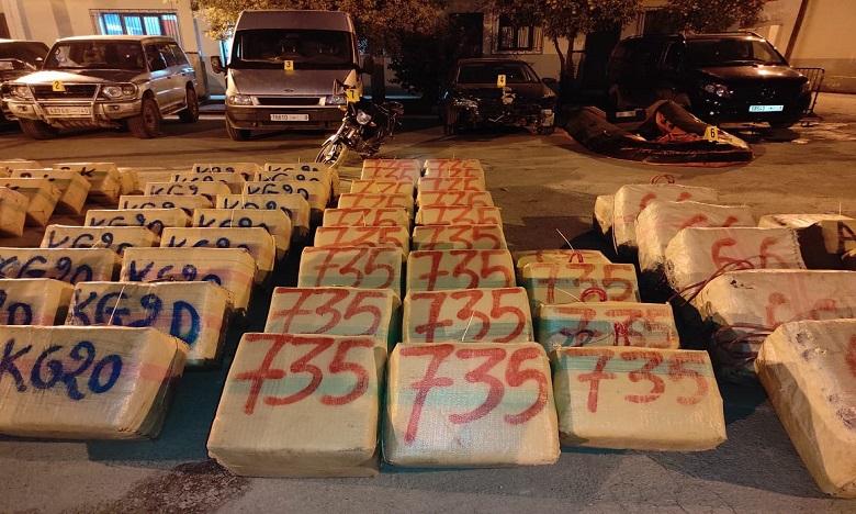 السعيدية: فتح بحث قضائي لتحديد المتورطين في محاولة تهريب أربعة أطنان و300 كيلوغرام من مخدر الشيرا عبر المسالك البحرية السعيدية: فتح بحث قضائي لتحديد المتورطين في محاولة تهريب أربعة أطنان و300 كيلوغرام من مخدر الشيرا عبر المسالك البحرية