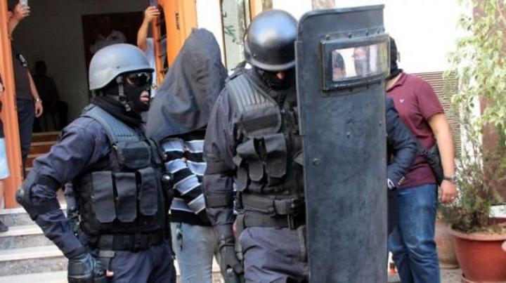 سلا: توقيف ستة أشخاص متطرفين يشتبه تورطهم في افتعال حوادث سير للنصب وتسخير العائدات الإجرامية في تمويل مشاريع إرهابية سلا: توقيف ستة أشخاص متطرفين يشتبه تورطهم في افتعال حوادث سير للنصب وتسخير العائدات الإجرامية في تمويل مشاريع إرهابية