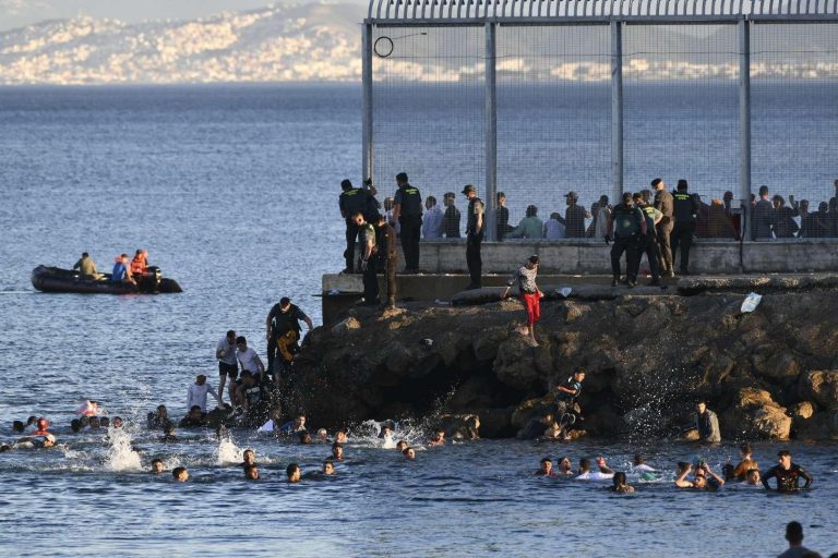 حاكم سبتة: 3000 مهاجر بينهم 830 قاصرًا لايزالون في المدينة