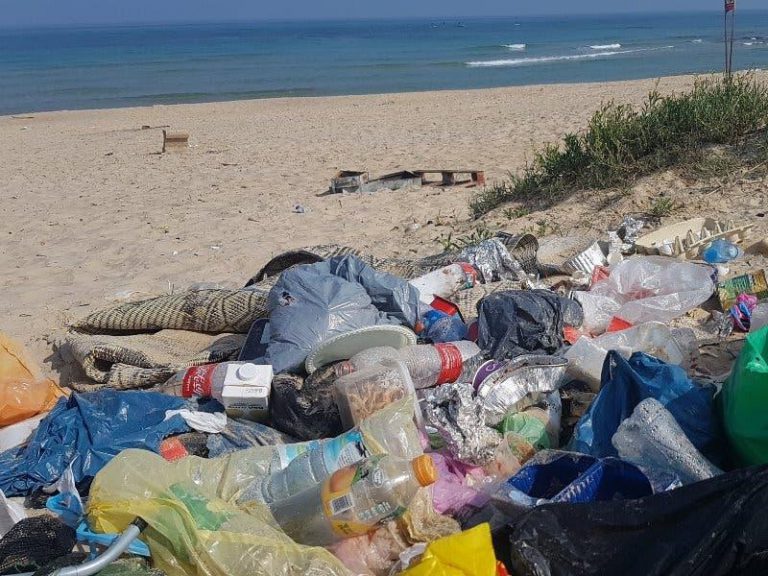 تقرير: 86.3% من النفايات البحرية الشاطئية من صنف البلاستيك