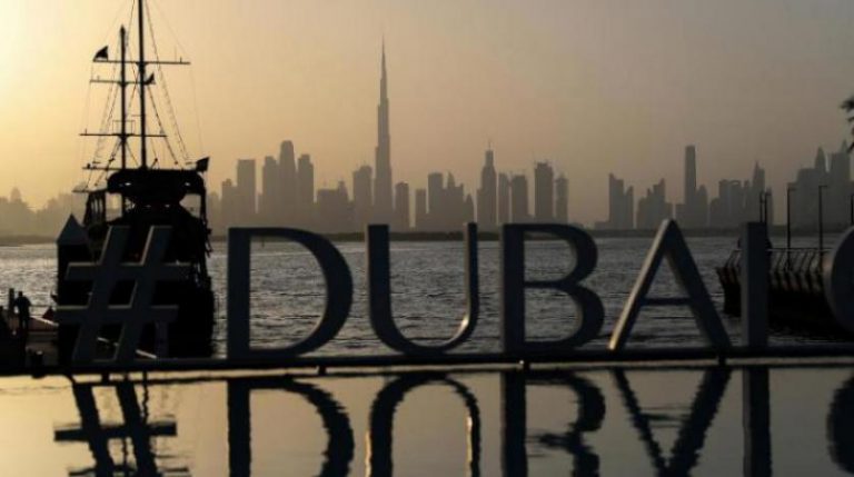 تكريم رحالتين مغربيين بدبي بعد قطعهما آلاف الكيلومترات عبر دراجتين هوائيتين زارا خلالها عشرات البلدان