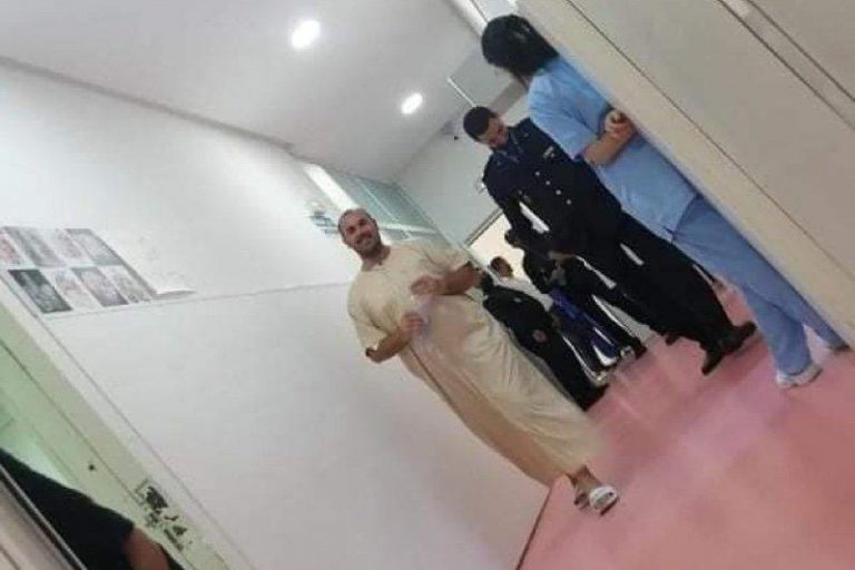 ناصر الزفزافي يزور والده المريض في مصحة بطنجة