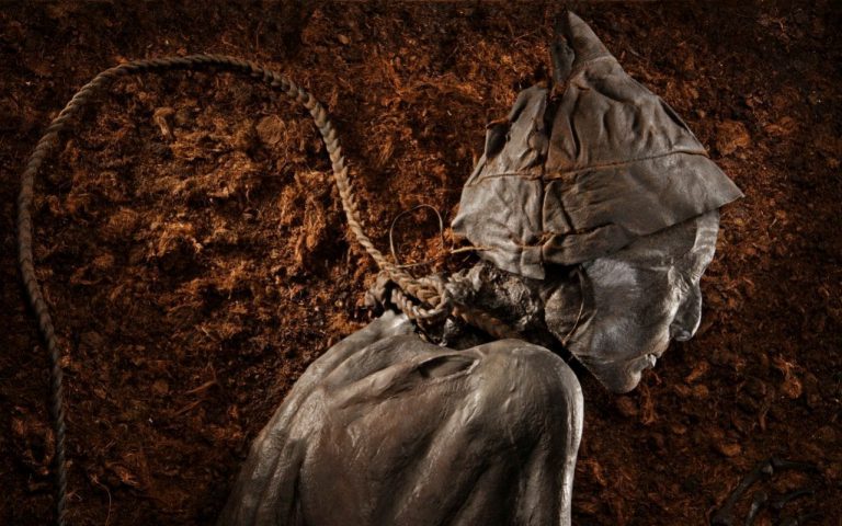 ابتسامة غريبة لرجل مشنوق قبل 2400 عام تحير العلماء... صور وفيديو