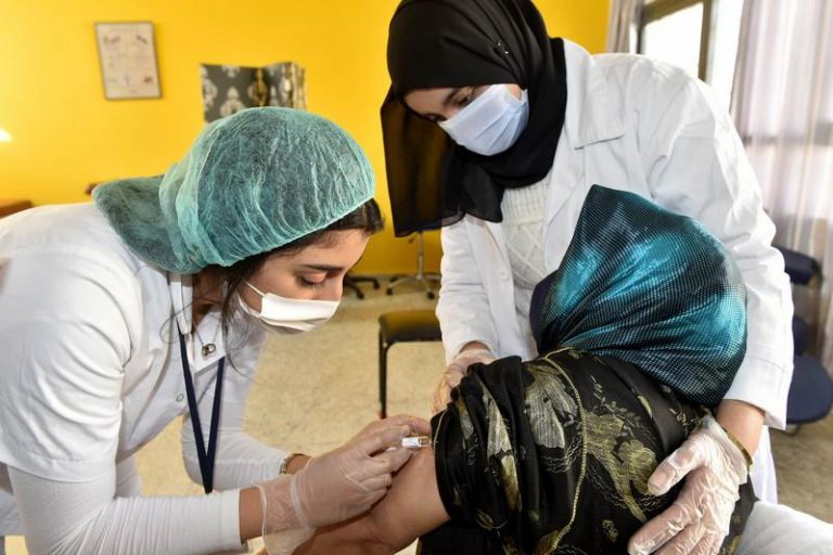 هل يعتمد المغرب جرعة ثالثة من اللقاح المضاد لفيروس كورونا؟
