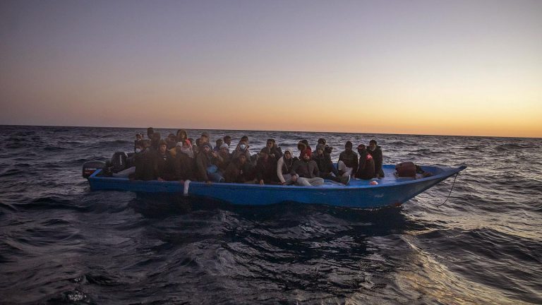 إنقاذ 30 مرشحا للهجرة غير النظامية بعرض مياه العيون