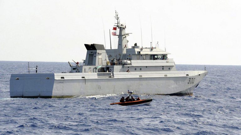 البحرية الملكية تقدم المساعدة لـ 438 مرشحا للهجرة غير النظامية بالبحر المتوسط والمحيط الأطلسي