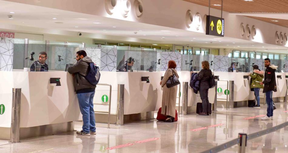 الدار البيضاء: توقيف شخصين للاشتباه في تورطهما في الإدلاء برخصة استثنائية للسفر وشهادة اختبار كورونا مزورتين الدار البيضاء: توقيف شخصين للاشتباه في تورطهما في الإدلاء برخصة استثنائية للسفر وشهادة اختبار كورونا مزورتين