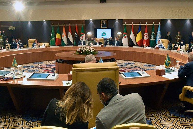 الأزمة الليبية: هل يشير لعمامرة بتحذيره من مخططات بعض القوى الأجنبية إلى المغرب؟