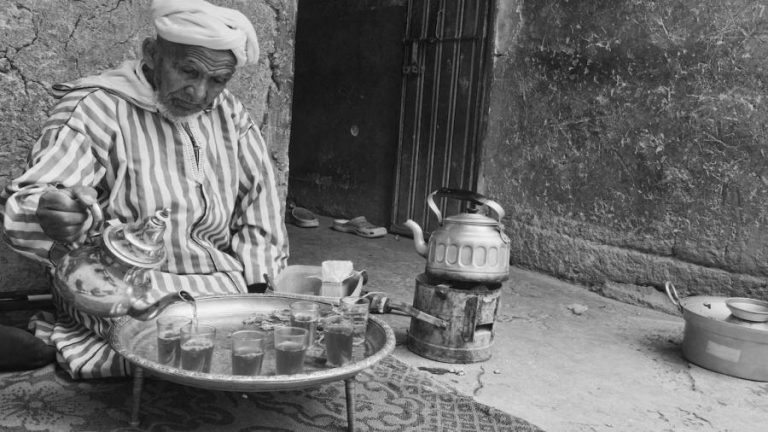 تاريخ : عندما اختلف العلماء في تحليل وتحريم شرب الشاي