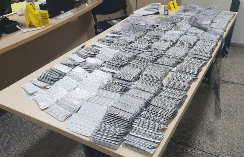 الدار البيضاء: إجهاض عملية تهريب وترويج شحنة من المؤثرات العقلية تتكون من أزيد من 26 ألف قرص طبي مخدر الدار البيضاء: إجهاض عملية تهريب وترويج شحنة من المؤثرات العقلية تتكون من أزيد من 26 ألف قرص طبي مخدر