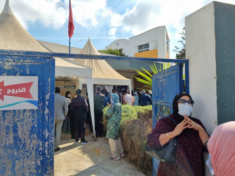 ازدحام أمام مراكز التلقيح بعد دخول قرار فرض جواز التلقيح حيز التنفيذ