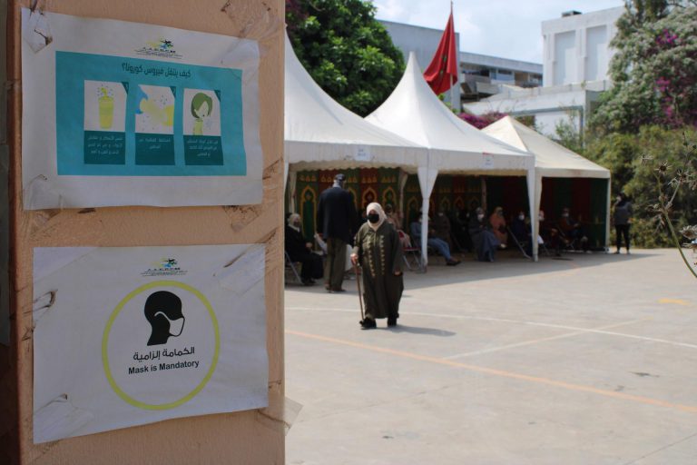 الحكومة تسجل بارتياح الإقبال الكبير على مراكز التلقيح بعد اعتماد جواز التلقيح