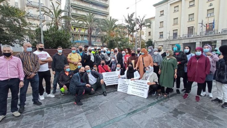 العمال المغاربة الذين تقطعت بهم السبل في سبتة يهددون بالإضراب عن الطعام