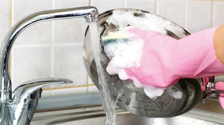 عادات خاطئة عند غسل الصحون تصيب بمرض خطير