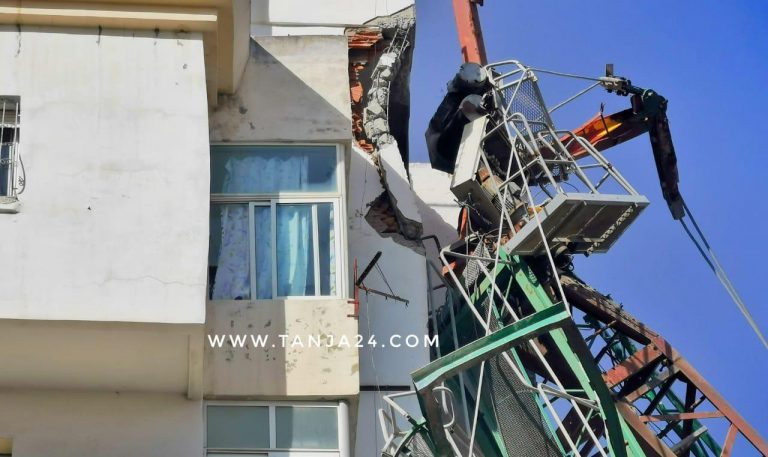 طنجة: سقوط رافعة كبيرة على إقامة سكنية يتسبب في خسائر مادية