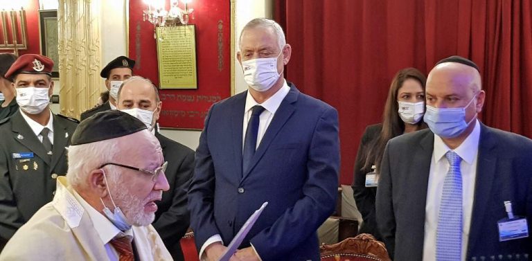 وزير الدفاع الإسرائيلي يزور كنيس تلمود توراة في الرباط قبل مغادرته للمغرب