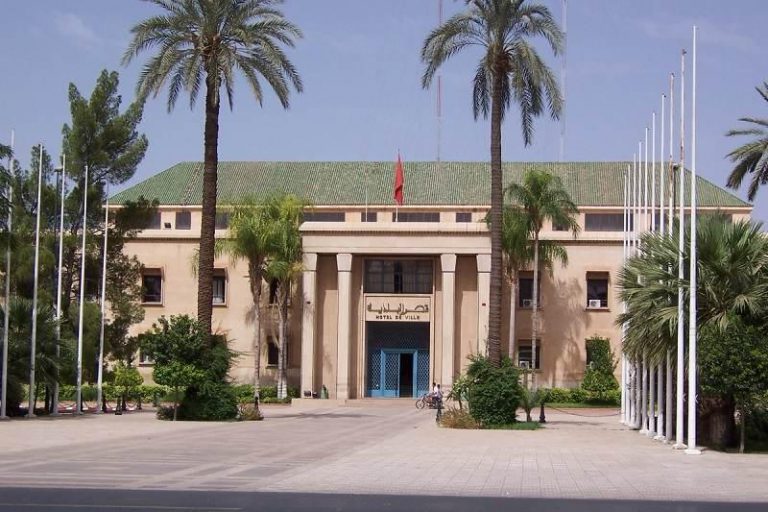 المجلس الجماعي لمراكش يقر إجبارية الإدلاء بجواز التلقيح للولوج إلى المقاطعات