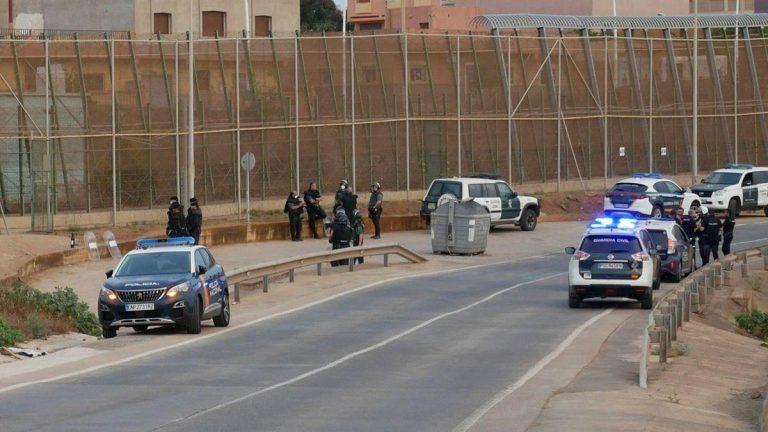 شبان يجتازون السياج الحدودي ويدخلون إلى مليلية