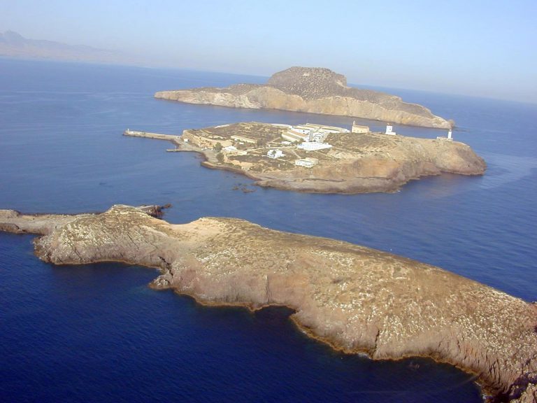 إسبانيا: الحزب الشعبي وفوكس ينتقدان تعامل الحكومة مع مزرعة الأسماك المغربية الواقعة قرب الجزر الجعفرية