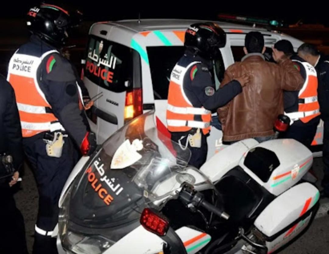فاس: توقيف شقيقين للاشتباه في تورطهما في الاتجار في المخدرات وتعريض سلامة الشرطة لمحاولة اعتداء خطير فاس: توقيف شقيقين للاشتباه في تورطهما في الاتجار في المخدرات وتعريض سلامة الشرطة لمحاولة اعتداء خطير