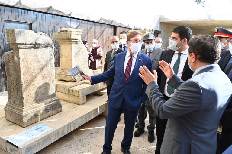 القائم بأعمال سفارة الولايات المتحدة بالمغرب يعطي الانطلاقة لمشروع الحفاظ على فسيفساء وليلي