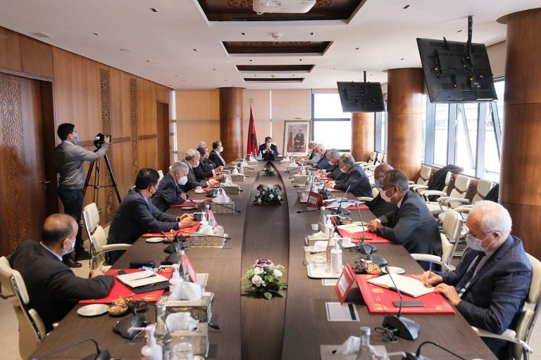 أخنوش يجتمع برؤساء الأحزاب السياسية الممثلة في البرلمان لمناقشة موضوع فتح الحدود
