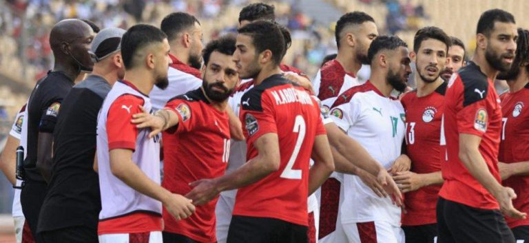 الكاف يوقف بوفال وشاكلا لمبارتين ويغرم الجامعة
