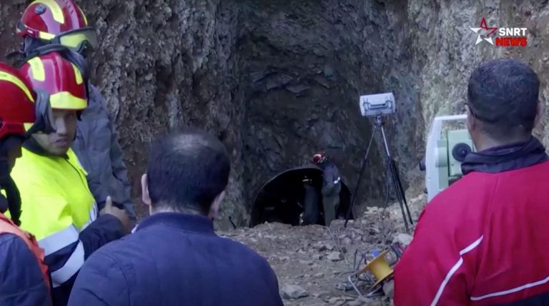 المسعفون يدخلون النفق لمحاولة إخراج الطفل ريان- (فيديوهات)