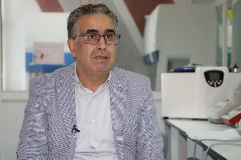 البروفيسور عز الدين الابراهيمي يدعو إلى التخلي عن مجانية لقاحات كورونا