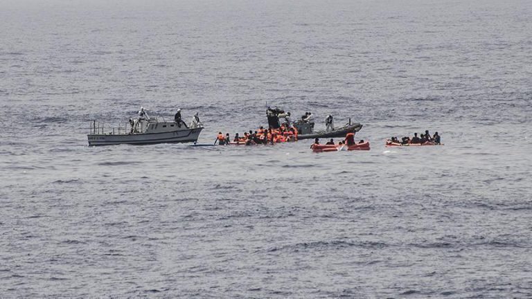 إقليم وادي الذهب: إنقاذ 47 شخصا وانتشال جثث 3 آخرين كانوا ضمن ركاب قارب معد للهجرة غير النظامية