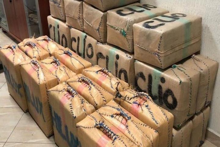 توقيف خمسة أشخاص يشتبه في ارتباطهم بشبكة إجرامية تنشط في التهريب الدولي للمخدرات وحجز 8.8 أطنان من مخدر الشيرا توقيف خمسة أشخاص يشتبه في ارتباطهم بشبكة إجرامية تنشط في التهريب الدولي للمخدرات وحجز 8.8 أطنان من مخدر الشيرا