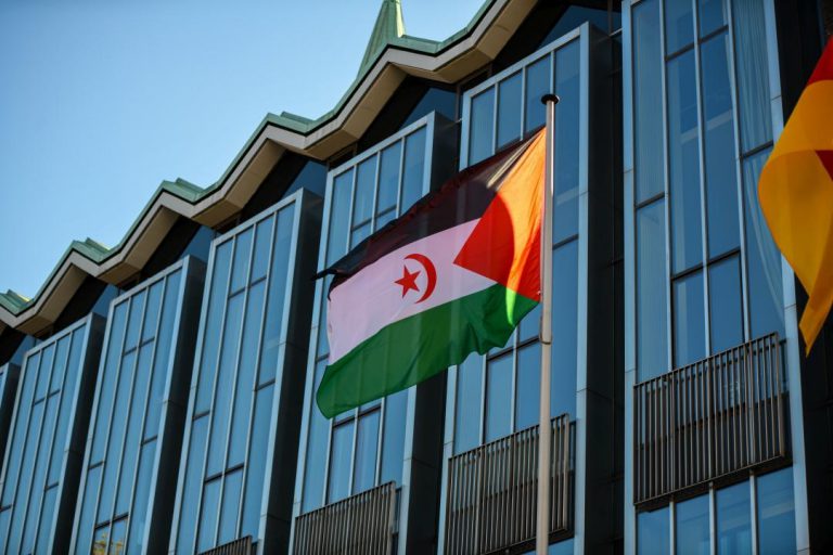 ألمانيا: مغاربة يحتجون في بريمن على رفع علم الجمهورية الصحراوية فوق مبني البرلمان الإقليمي