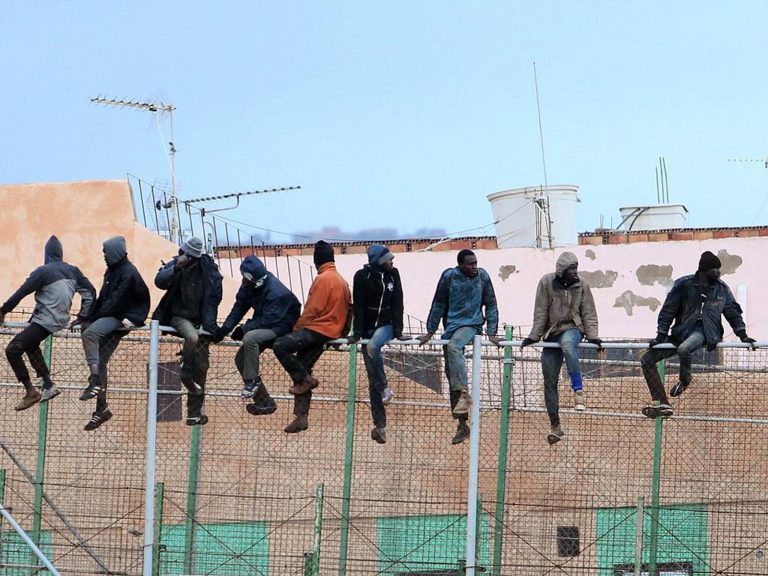500 مهاجر من إفريقيا جنوب الصحراء يتمكنون من دخول مليلية وزعيم فوكس يدعو لنشر الجيش