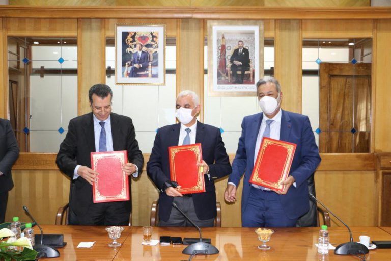 ٱيت الطالب والسجلماسي يوقعان إتفاقية شراكة لدعم تمويل نساء ورجال الصحة