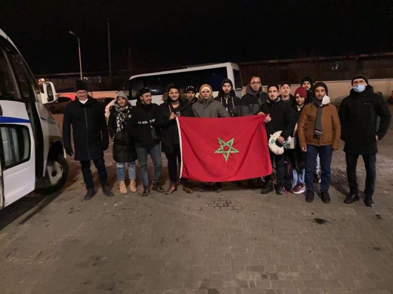 المغاربة العالقون في سومي الأوكرانية يتمكنون من مغادرتها في عملية صعبة وشاقة