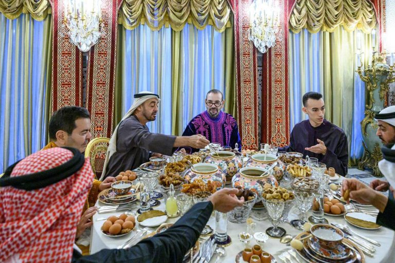 الملك محمد السادس يقيم مأدبة إفطار على شرف ولي عهد أبوظبي