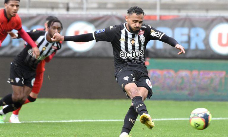 الإصابة تنهي موسم اللاعب المغربي سفيان بوفال