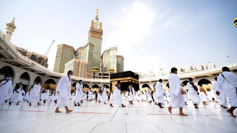 المواطنات والمواطنون المنتقون في قرعة الحج مدعوون للاتصال بوكالات الأسفار التي اختاروها لإتمام ملف الحج